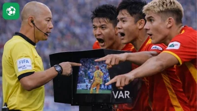 Trọng tài và VAR tiếp tục là tâm điểm tranh cãi sau vòng đấu cuối tuần