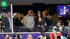 Lewis Hamilton & Kim Kardashian gây bão Super Bowl