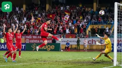 V-League: Văn Hậu lập siêu phẩm từ giữa sân, CAHN xây chắc ngôi đầu